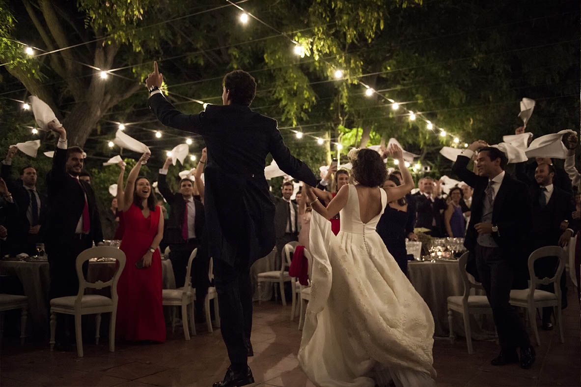 Momentos que emocionan: Leticia y Celso 5 Boda de Leticia y Celso en Villa Bugatti- Detalle del baile en el Salón Invernadero