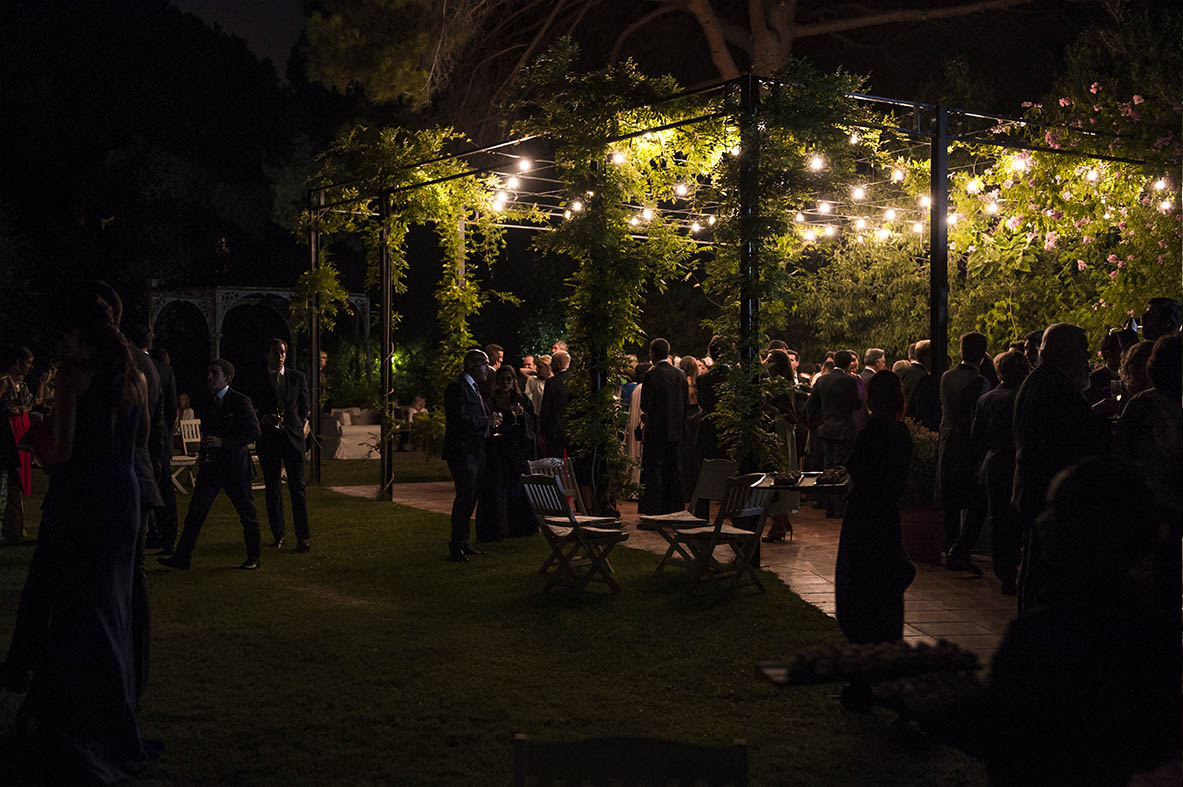 Momentos que emocionan: Leticia y Celso 4 Boda de Leticia y Celso en Villa Bugatti- Jardines por la noche con invitados