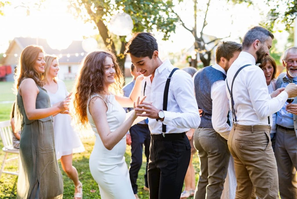 5 ideas de bailes originales en su boda 4 guests dancing at wedding reception outside in gxebsnv 1